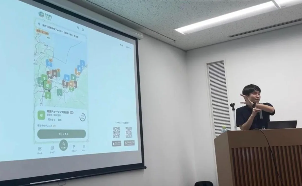 スクリーンでアプリを紹介する様子