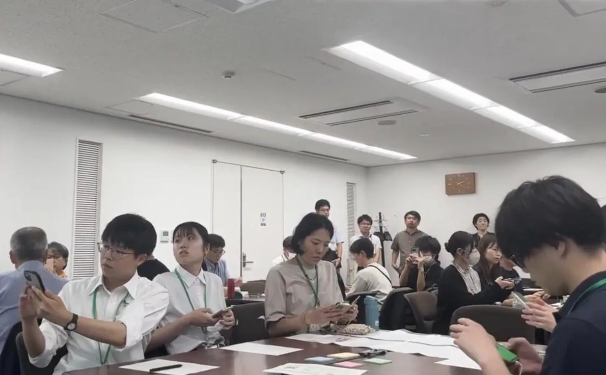 スマホでアプリを体験する参加者