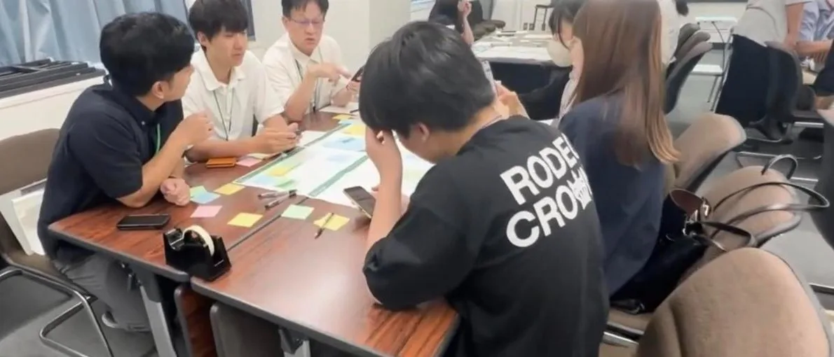 付箋を貼りながら話し合うテーブル